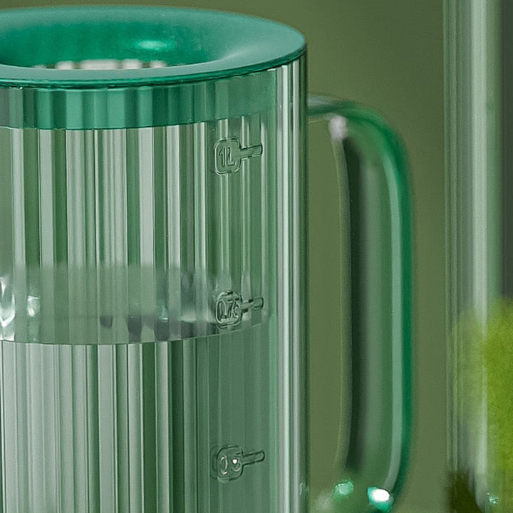 Elegante Gießkanne für präzise Bewässerung von Zimmerpflanzen. Stilvolles Design in Braun für jedes Interieur.