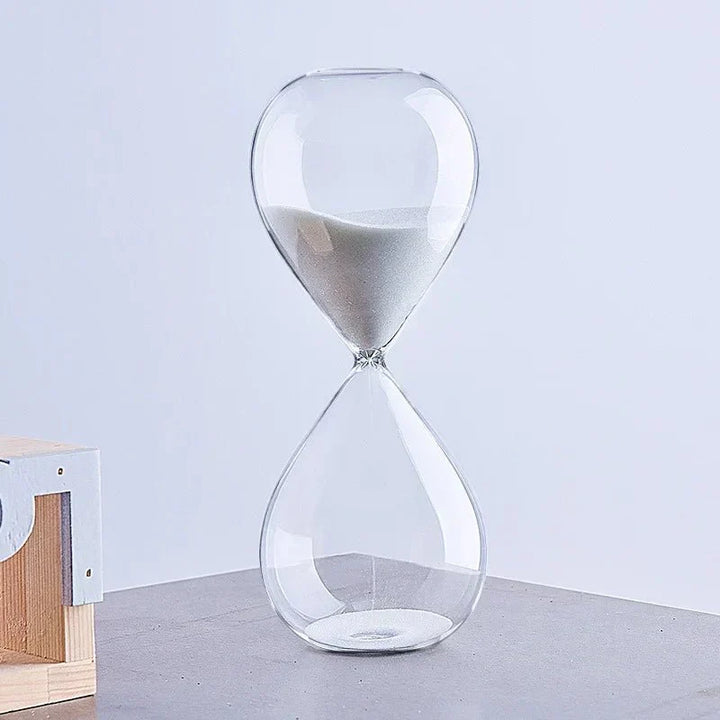 Stilvolle Glas-Sanduhr für moderne Dekoration im Büro oder Zuhause. Eleganter, minimalistischer Zeitmesser.