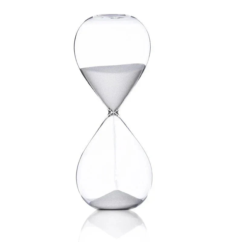 Transparente Sanduhr aus Glas mit feinem Sand, ein zeitloser Timer und schönes Wohnaccessoire.