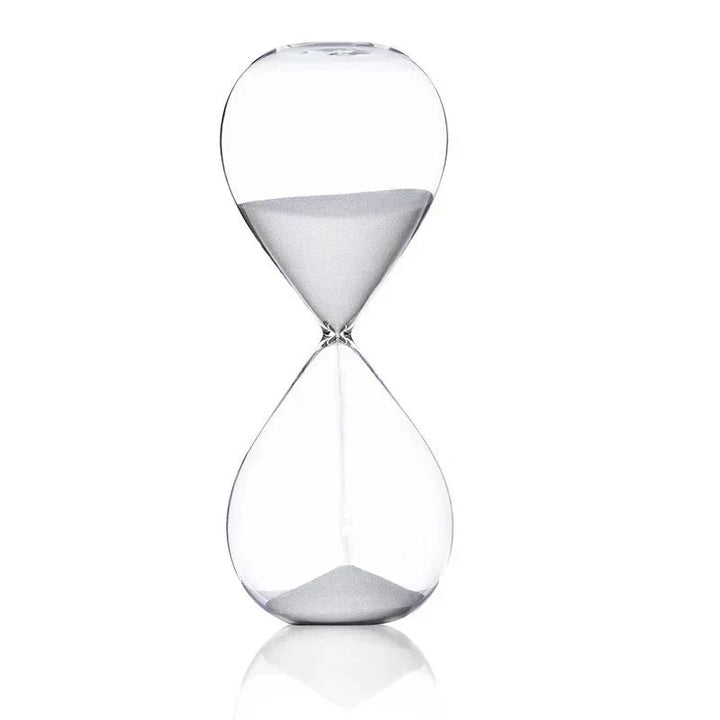 Transparente Sanduhr aus Glas mit feinem Sand, ein zeitloser Timer und schönes Wohnaccessoire.