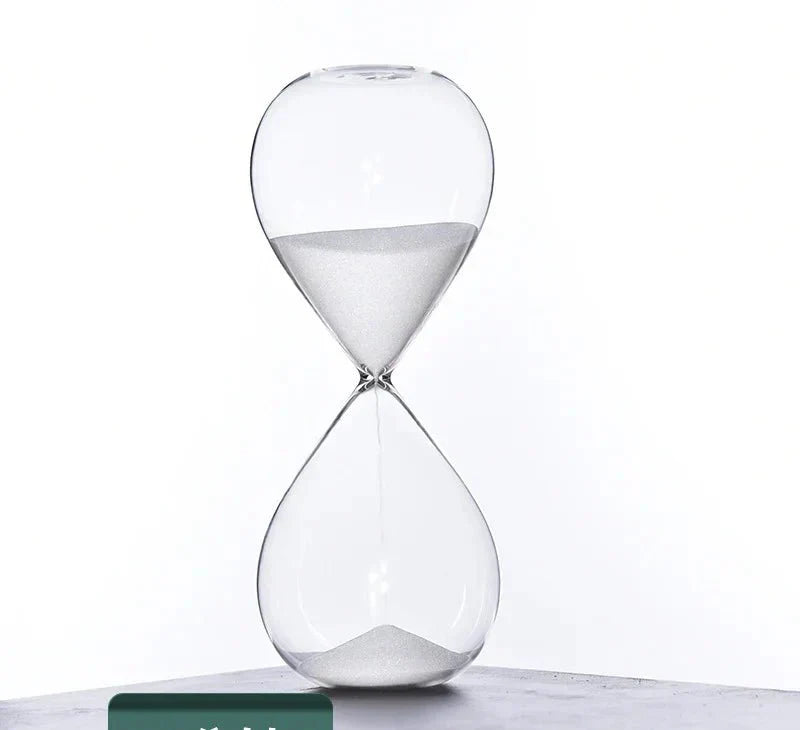 Minimalistische Sanduhr aus Glas, ein perfektes Geschenk und dekorativer Blickfang für jeden Raum.