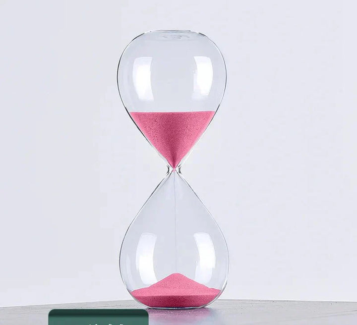 Hochwertige Glas-Sanduhr im stilvollen Design, perfekt als Schreibtisch-Deko oder Regal-Akzent.