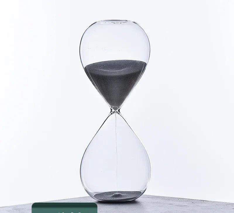 Zeitloser Glas-Timer, der Funktion und Ästhetik verbindet. Ideale Dekoration für Zuhause und Büro.