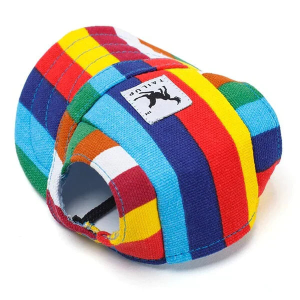 Nahaufnahme einer stilvollen Hunde-Baseballkappe, zeigt hochwertige Verarbeitung und Design.