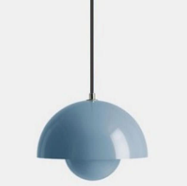 Schaffen Sie eine warme Atmosphäre mit dieser modernen LED-Hängeleuchte. Ideal für Wohn- und Esszimmerbeleuchtung.