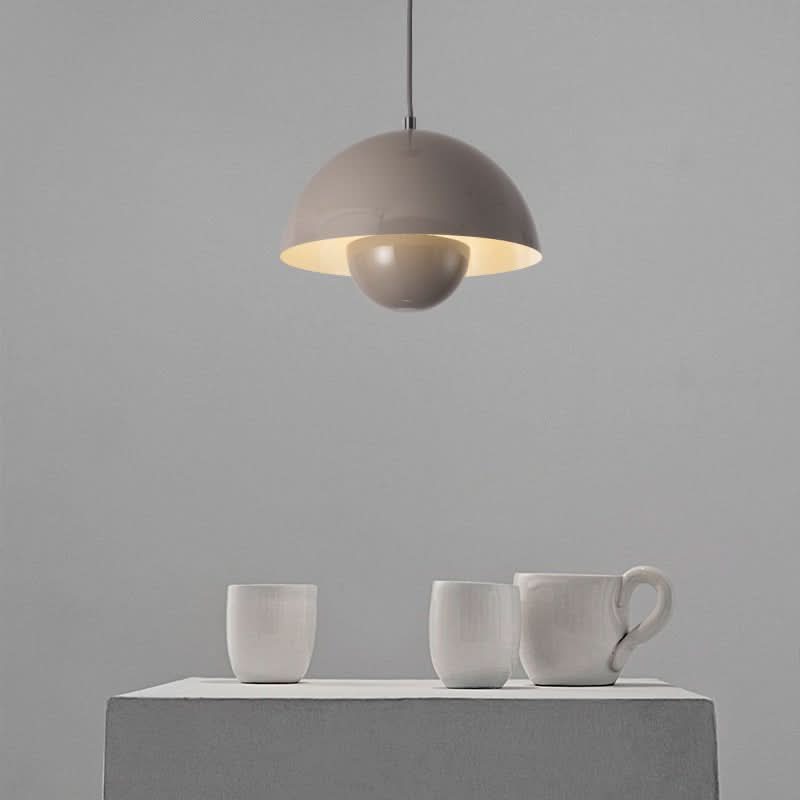 Elegante Stoff- und Metall-Hängeleuchte mit integrierter LED. Sorgt für warmes Stimmungslicht im Wohnbereich.