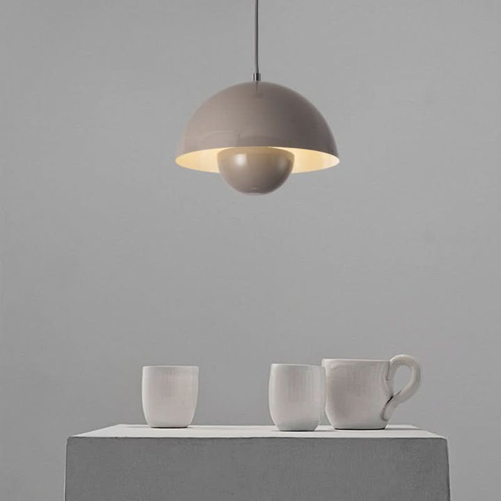 Elegante Stoff- und Metall-Hängeleuchte mit integrierter LED. Sorgt für warmes Stimmungslicht im Wohnbereich.