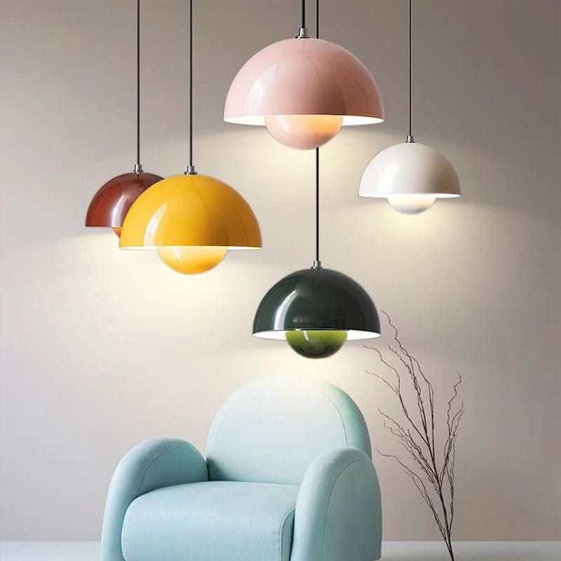 Design-Hängeleuchte für Esszimmer: LED-Beleuchtung mit warmem Licht. Eine moderne Deckenlampe für den Esstisch.