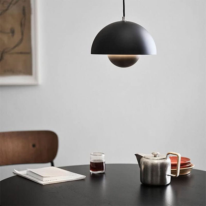Schlafzimmerlampe: Gemütliche LED-Hängelampe mit warmem, dimmbarem Licht. Moderne Innenbeleuchtung zum Entspannen.