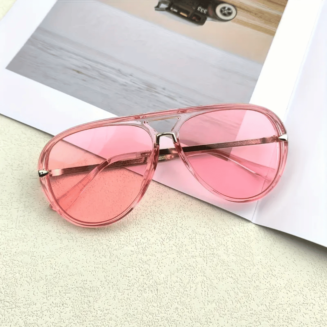 Detailaufnahme der Piloten-Sonnenbrille; zeigt schlanken Rahmen & getönte Gläser. Ein Must-have Accessoire.