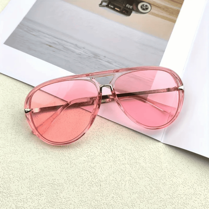 Detailaufnahme der Piloten-Sonnenbrille; zeigt schlanken Rahmen & getönte Gläser. Ein Must-have Accessoire.