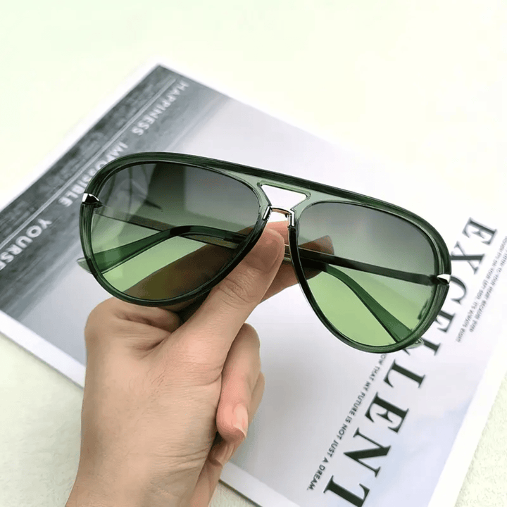 Seitliche Ansicht der modernen Unisex Piloten-Sonnenbrille. Stilvolles Accessoire für Modebewusste. UV-Schutz inklusive.