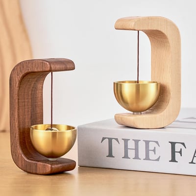 Moderne Holz-Messing-Türklingel. Handgefertigtes Designobjekt, ideal für stilvolle Eingänge und Haustüren.