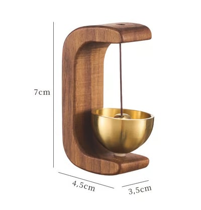 Zeitloses Design: Robuste Türklingel aus massivem Holz und glänzendem Messing. Einladender Hauseingang.