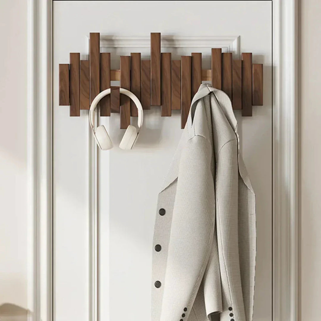 Stilvolle Wandgarderobe aus Holz mit praktischen Haken für den Eingangsbereich. Perfekt zur Schaffung von Ordnung.