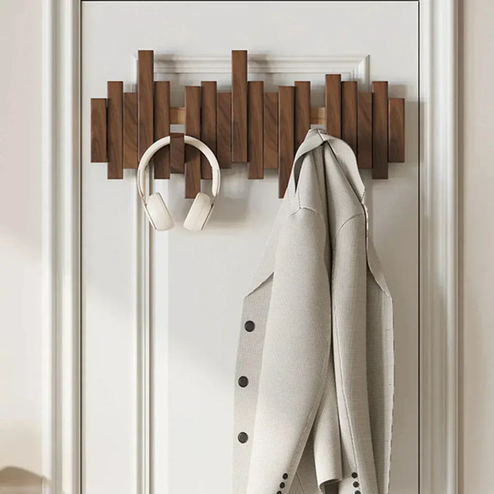 Stilvolle Wandgarderobe aus Holz mit praktischen Haken für den Eingangsbereich. Perfekt zur Schaffung von Ordnung.