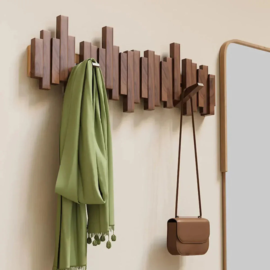 Wandgarderobe aus massivem Holz mit 4 integrierten Haken. Skandinavisch inspiriert für eine aufgeräumte Optik.