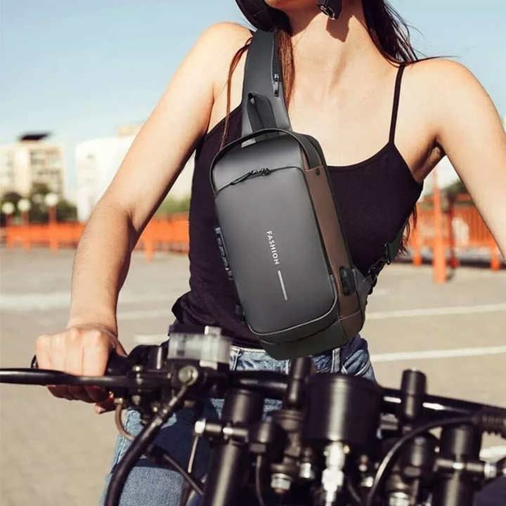 Rückenansicht des Anti-Diebstahl Rucksacks mit versteckten Reißverschlüssen; sicher für Pendler & Reisen.