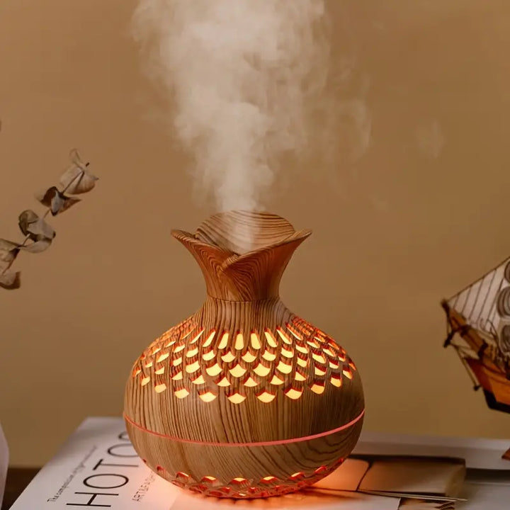 Stilvoller Aroma Diffuser mit Blütendesign, der beruhigende Düfte für Entspannung und Wohlbefinden im Raum verbreitet.