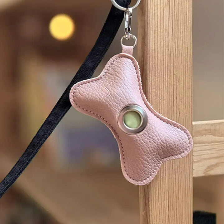 Funktionaler PU-Leder Hundekotbeutelspender in Knochenform, erleichtert das Gassigehen erheblich.