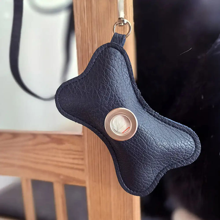 Tragbarer Kotbeutelhalter aus PU-Leder in Knochenform für saubere Spaziergänge mit dem Hund.