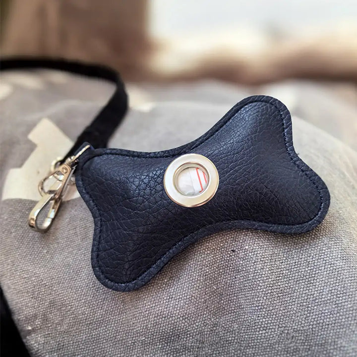 Praktischer PU-Leder Kotbeutelspender Knochenform, ideal für Sauberkeit beim Gassigehen mit dem Hund.