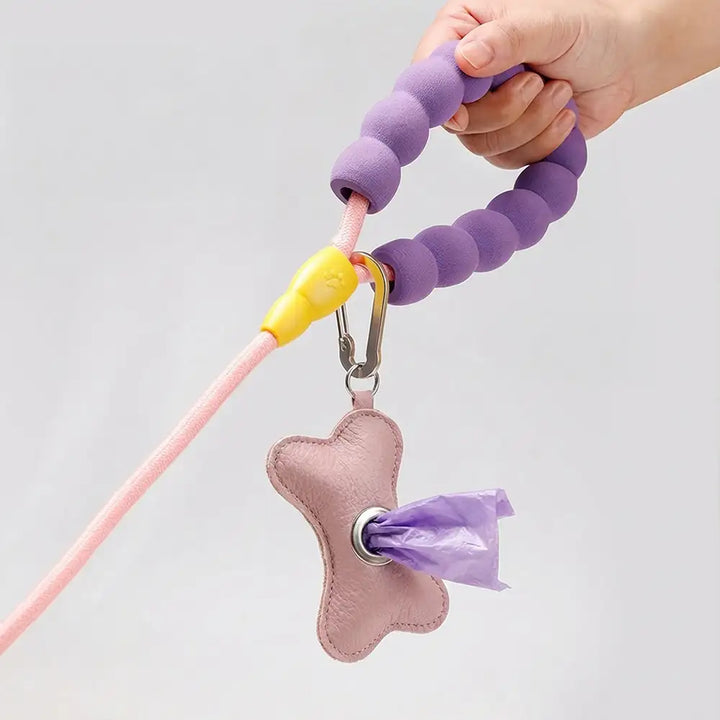 Langlebiger Knochenform Kotbeutelspender aus PU-Leder, perfekt für alle Gassirunden mit dem Haustier.