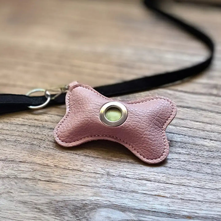 Moderner Knochen-Kotbeutelhalter aus PU-Leder, praktisch & schick für jeden Hundebesitzer.