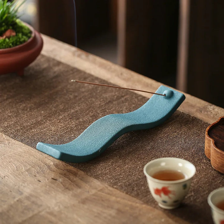 Hochwertiger Keramikhalter in Wellenform, perfekt für Räucherstäbchen, Aromatherapie & Meditation.