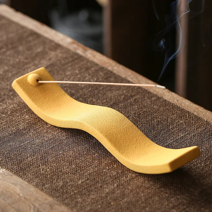 Beruhigender Räucherstäbchenhalter aus Keramik mit geschwungenem Design, ideal für Wellness & Ruhe.