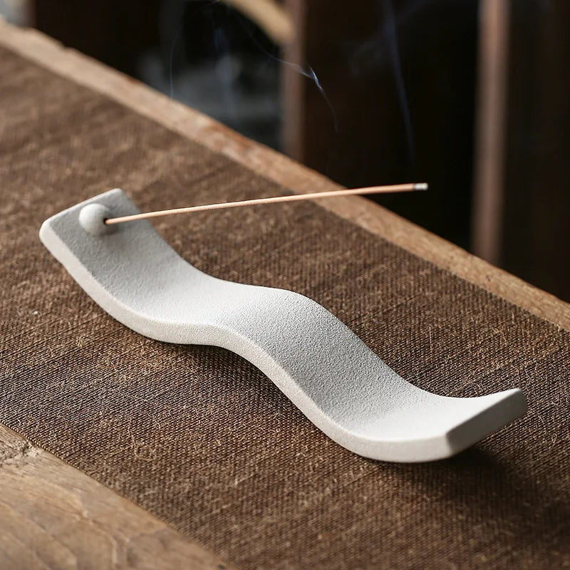 Handgefertigter Keramik Räucherstäbchenhalter, stilvolles Wohnaccessoire für jede moderne Inneneinrichtung.