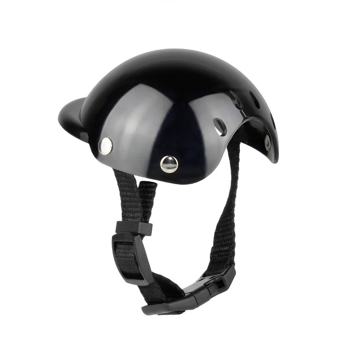 Stilvoller Motorhelm und passende UV-Schutzbrille für Hunde. Ideal für sichere Motorradfahrten und Outdoor-Abenteuer.