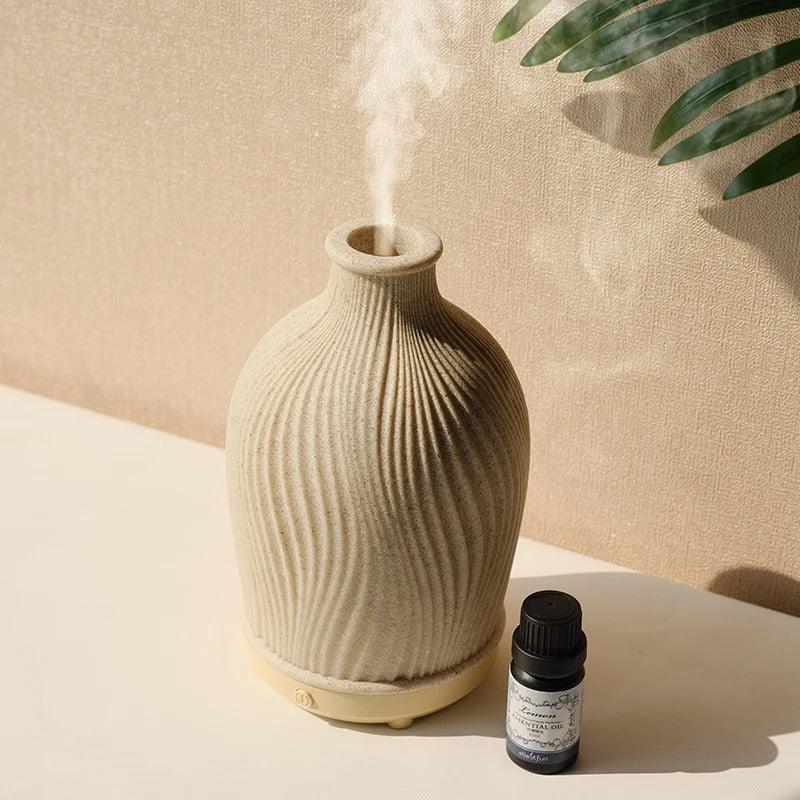 Aroma Diffuser im Betrieb: Sanfter Nebel und warmes LED Licht schaffen eine beruhigende, duftende Atmosphäre.