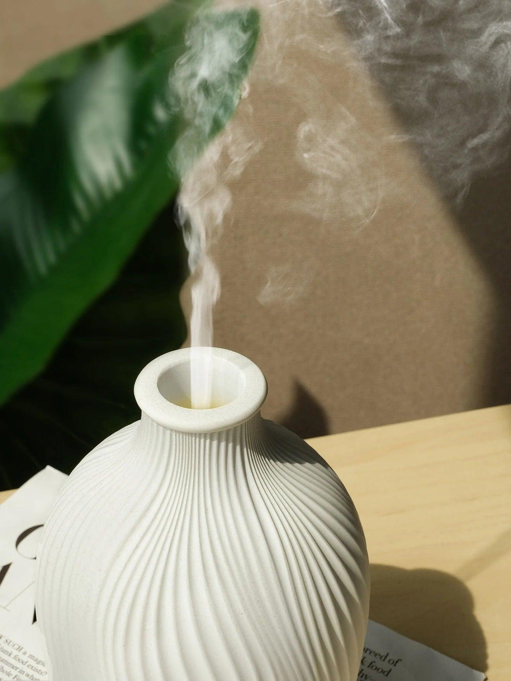 Eleganter Boho Stil Aroma Diffuser aus Polyresin mit LED Beleuchtung, ideal für eine Wohlfühloase.