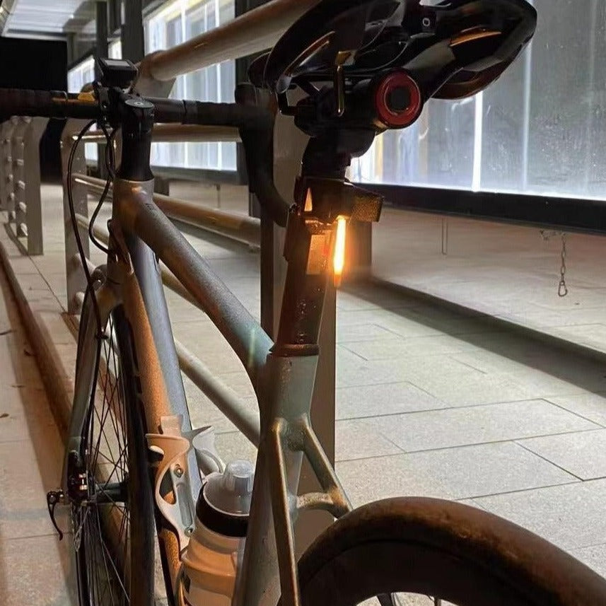 Kompaktes LED Rücklicht am Fahrradsattel, sorgt für mehr Sichtbarkeit & Sicherheit beim Radfahren in der Stadt.