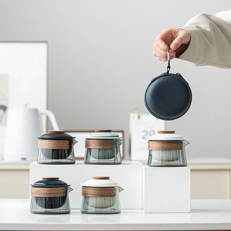 Stilvolles, tragbares Teeset aus Keramik & Glas für unterwegs; ideal für Teeliebhaber und Reisen.