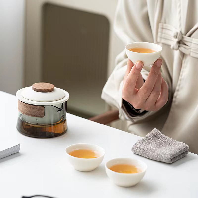 Tragbares Teekannen- & Tassen-Set aus hochwertiger Keramik und Glas, perfekt für Teegenuss auf Reisen.