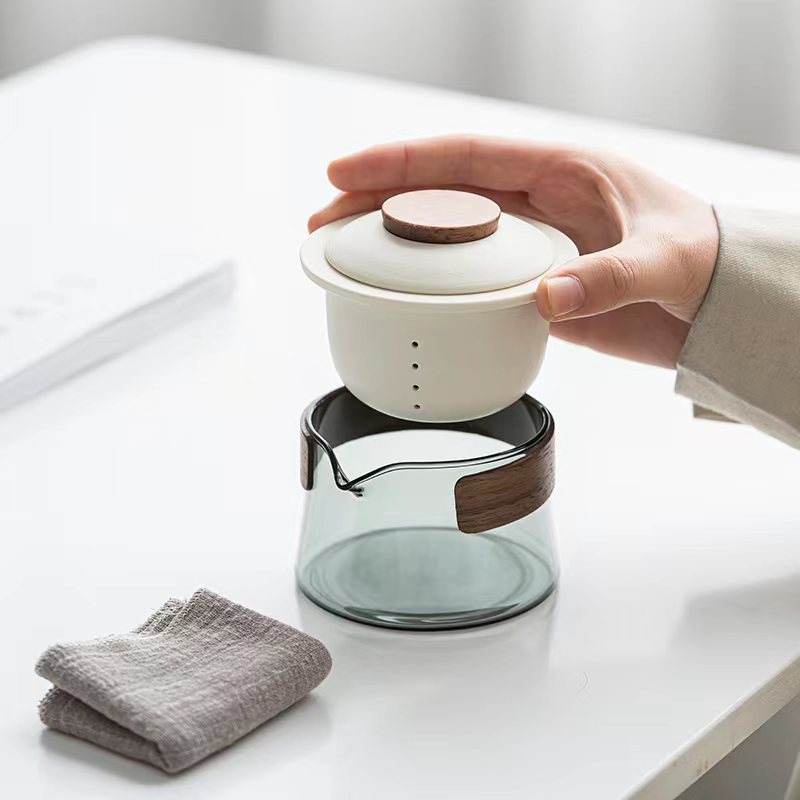 Handliches Teeset aus langlebiger Keramik und hitzebeständigem Glas, perfekt für Teegenuss überall.