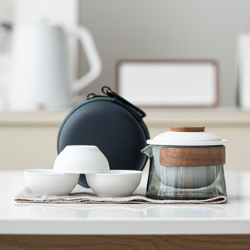 Praktisches Geschenk für Teeliebhaber: Tragbares Teeset mit Teekanne & Tassen aus Keramik/Glas.