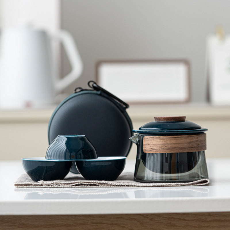 Platzsparendes Teebegleiter-Set für Reisen; komplette Teekanne & Tassen aus Keramik und Glas.