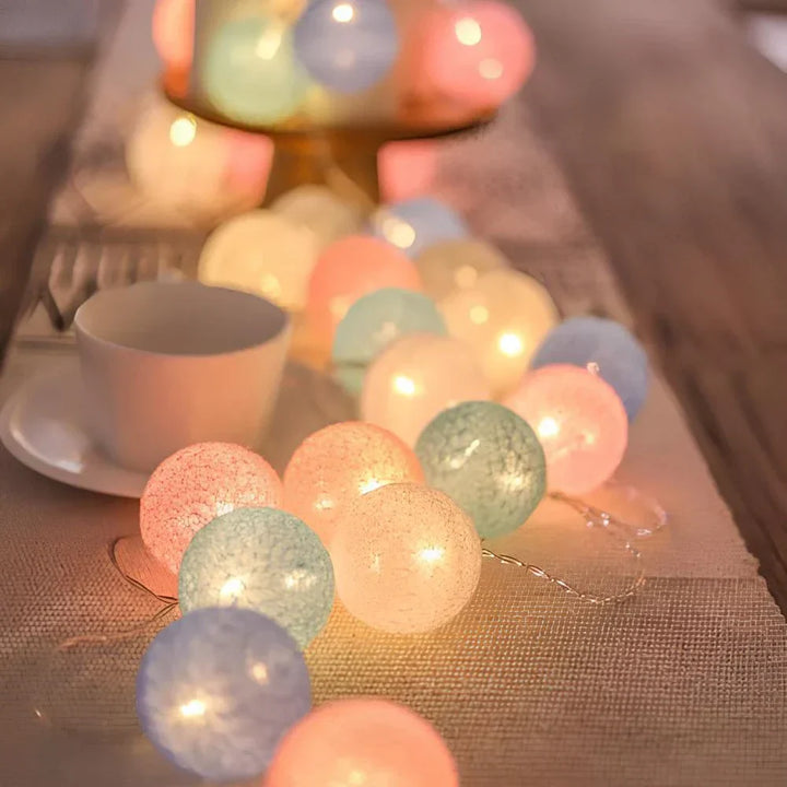 Stimmungsvolle Baumwoll-Ballon Lichterkette, warme Dekoration für Ihr Zuhause.