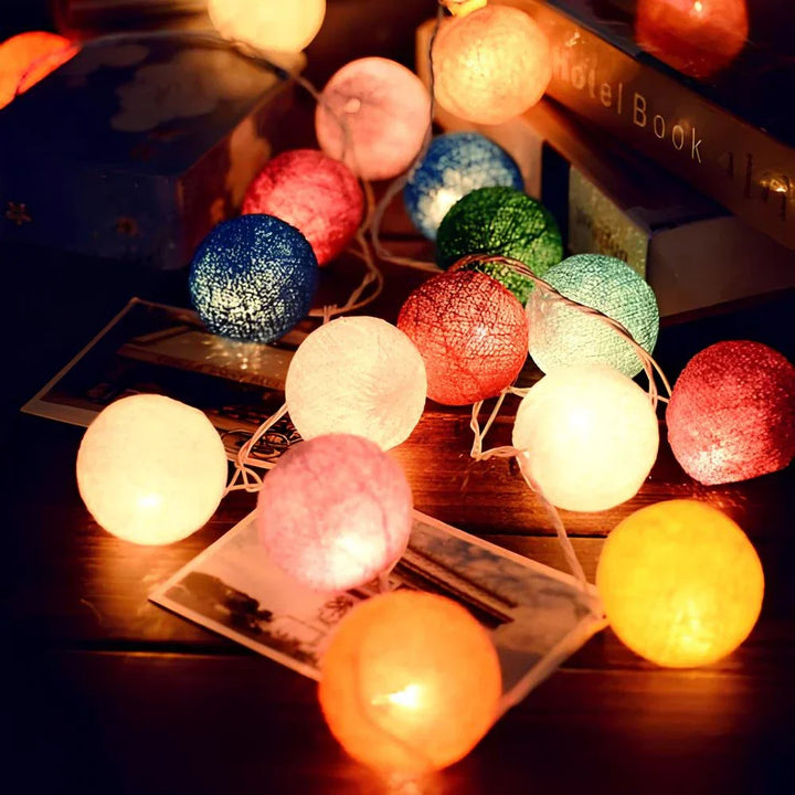 Detailaufnahme der Baumwoll-Ballons einer LED Lichterkette, weiche Textur.