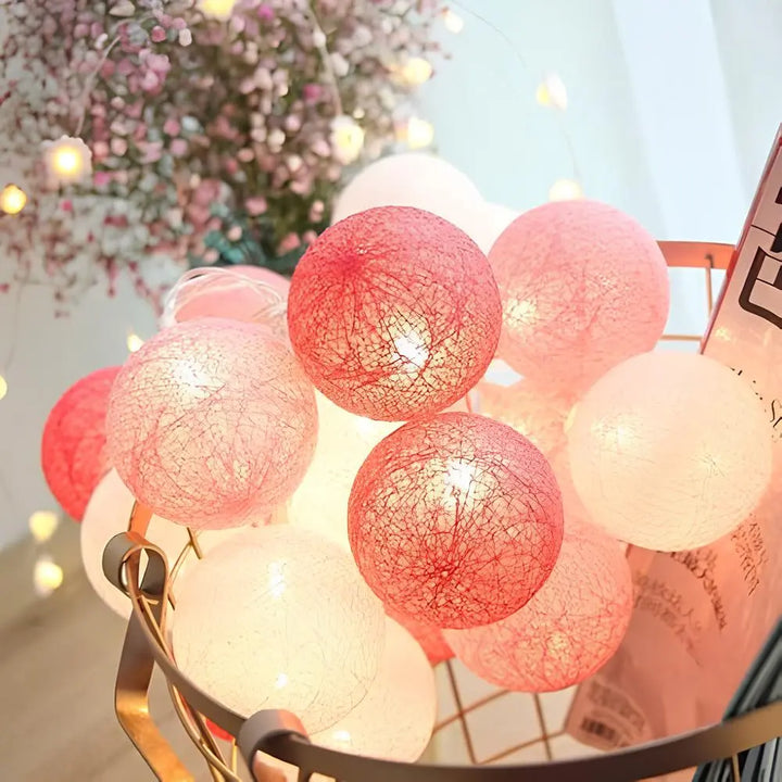 Atmosphärische Baumwoll-Ballon Lichterkette, schafft einladendes Wohnambiente.