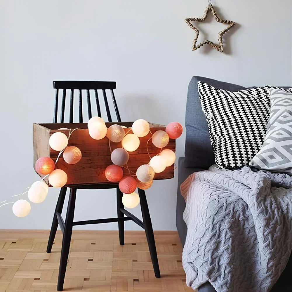 LED Lichterkette mit weichen Baumwoll-Ballons, perfekte Innenbeleuchtung.