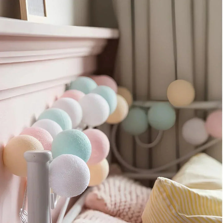 Flexible Lichterkette mit Baumwoll-Ballons, batteriebetrieben für Partydeko.