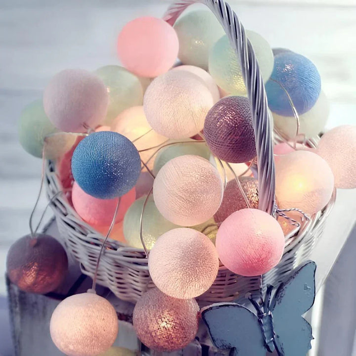 Handgefertigte Baumwoll-Ballons als Lichterkette, einladende Wohnraum-Deko.
