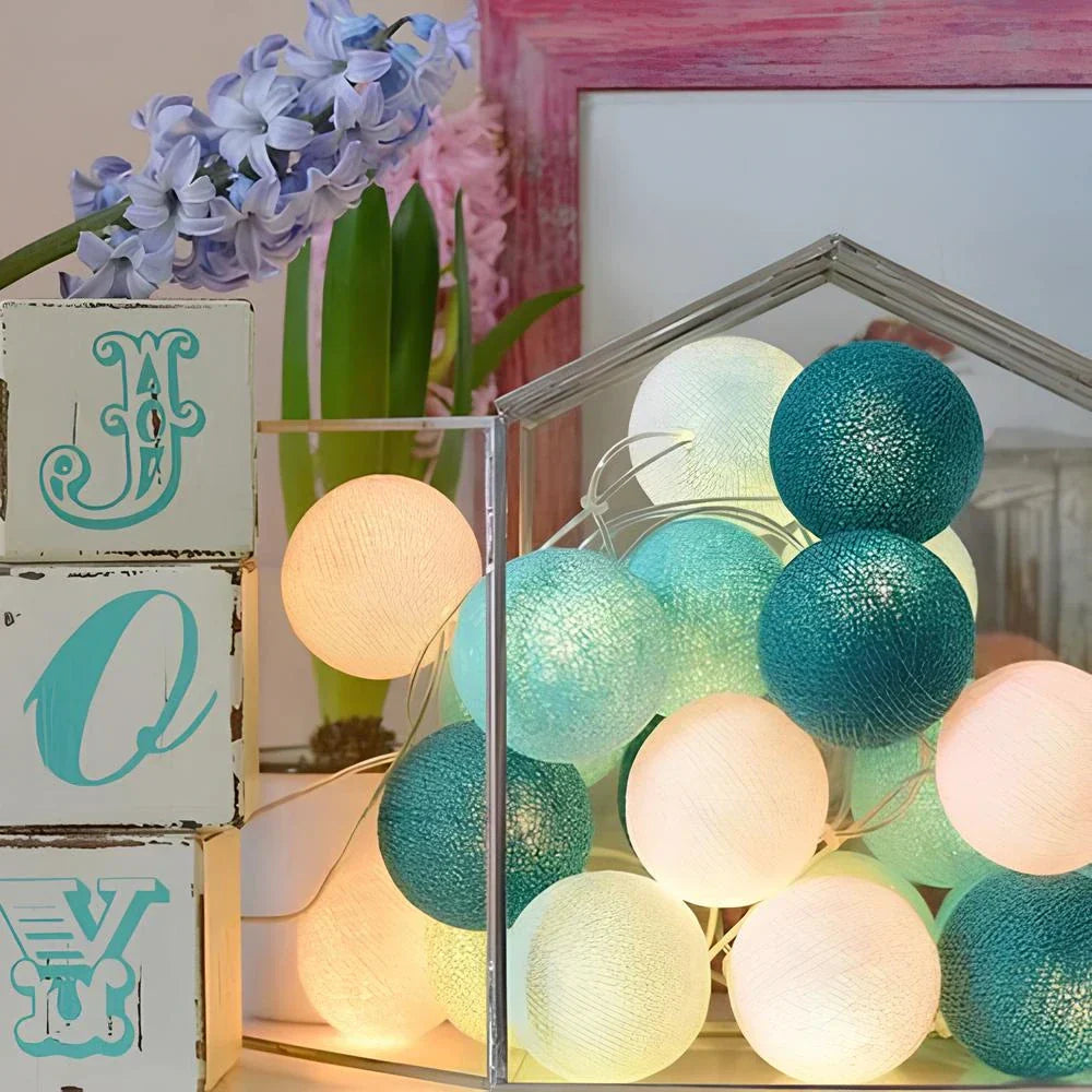 Warme Lichteffekte der Baumwoll-Ballon Lichterkette, festliche Atmosphäre.