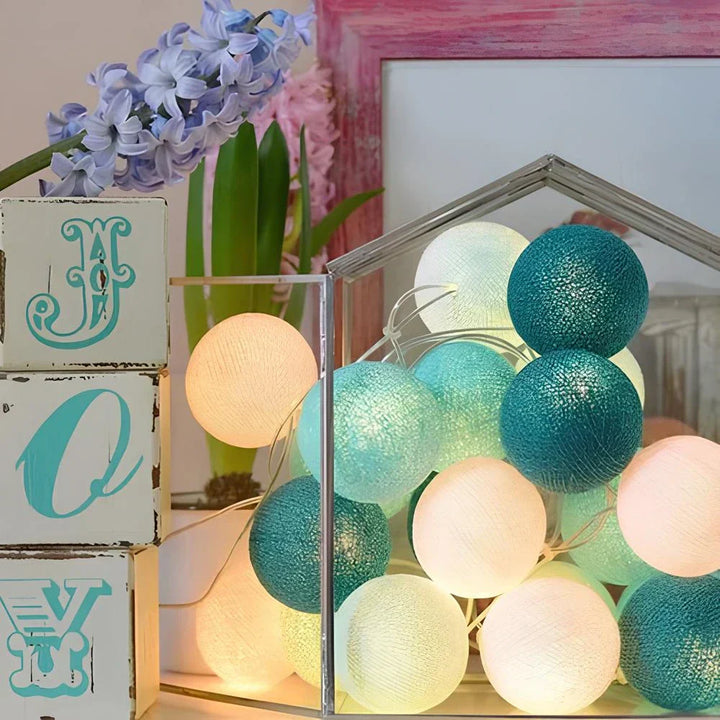 Warme Lichteffekte der Baumwoll-Ballon Lichterkette, festliche Atmosphäre.