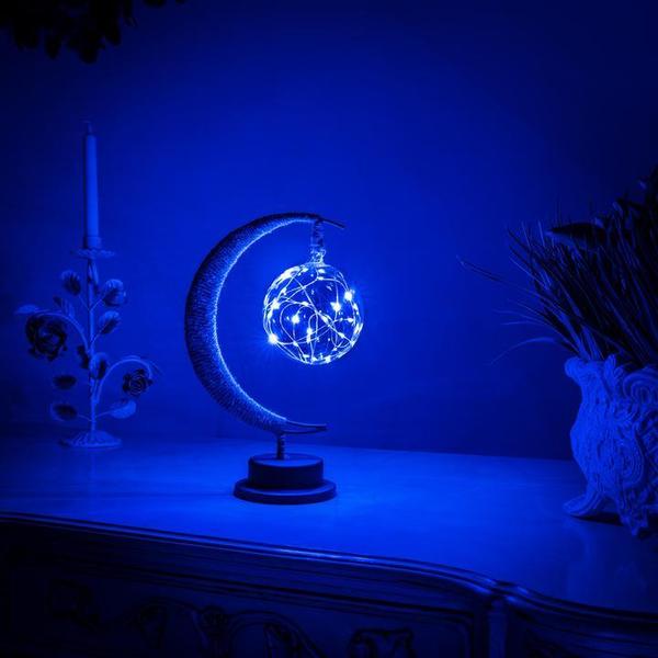Stimmungsvolle LED Mondlichtlampe LunaGlow aus Hanfseil und Metall, ideal als kabellose Dekoration.