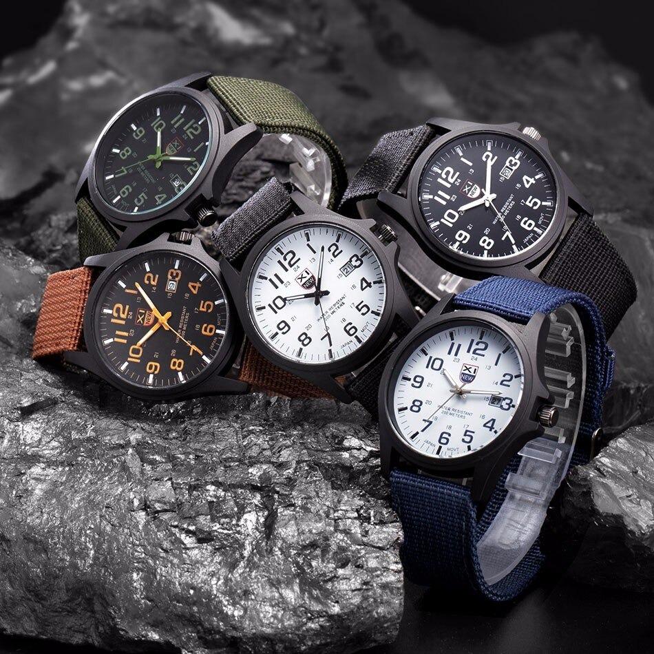 Detailansicht der STURMZEIT Herrenuhr, Quarzwerk, klare Zeitanzeige im militärischen Stil.